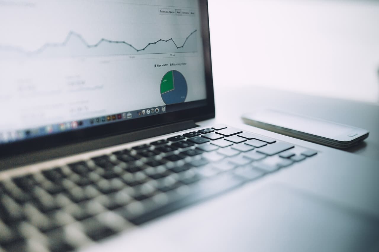 Laptop mit Web-Analyse-Dashboard und Diagrammen