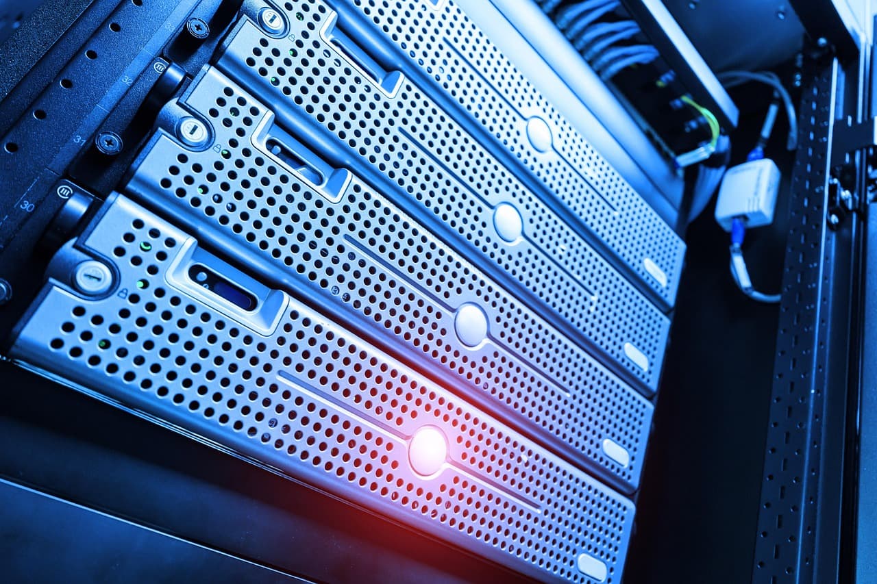 Serverraum mit blinkenden Lichtern und Kabeln, die für die Infrastruktur des Hostings stehen